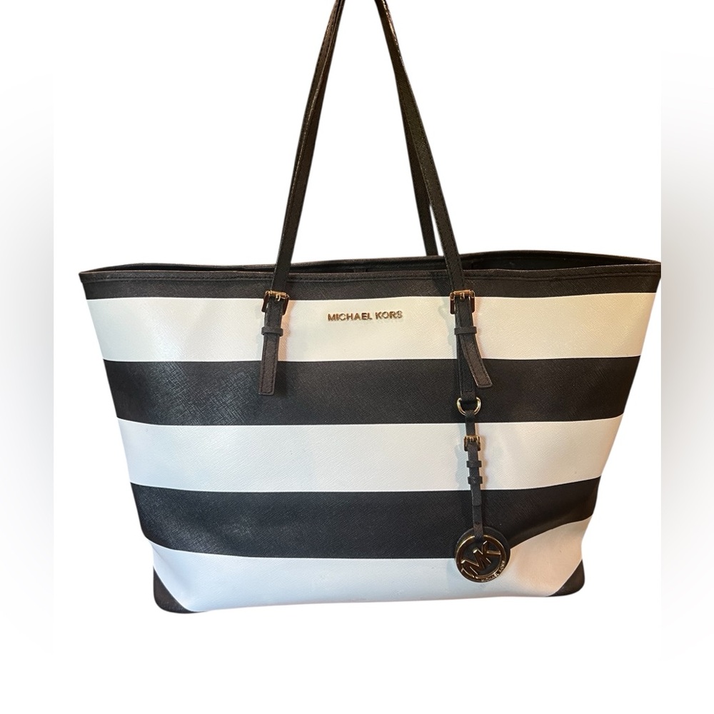 GUC~ MICHAEL KORS 21 S21
TRAVEL BLACK & WHITE
SAFFIANO STRIPE MEDIUM
TOTE BAG